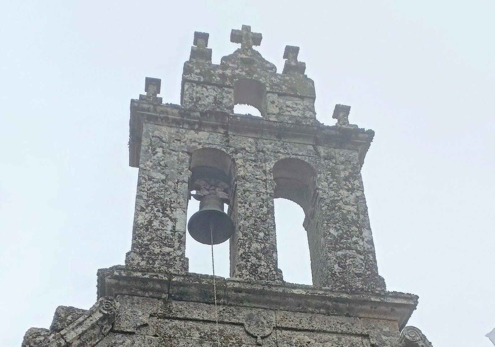 A fachada da ermita, cunha das campás.