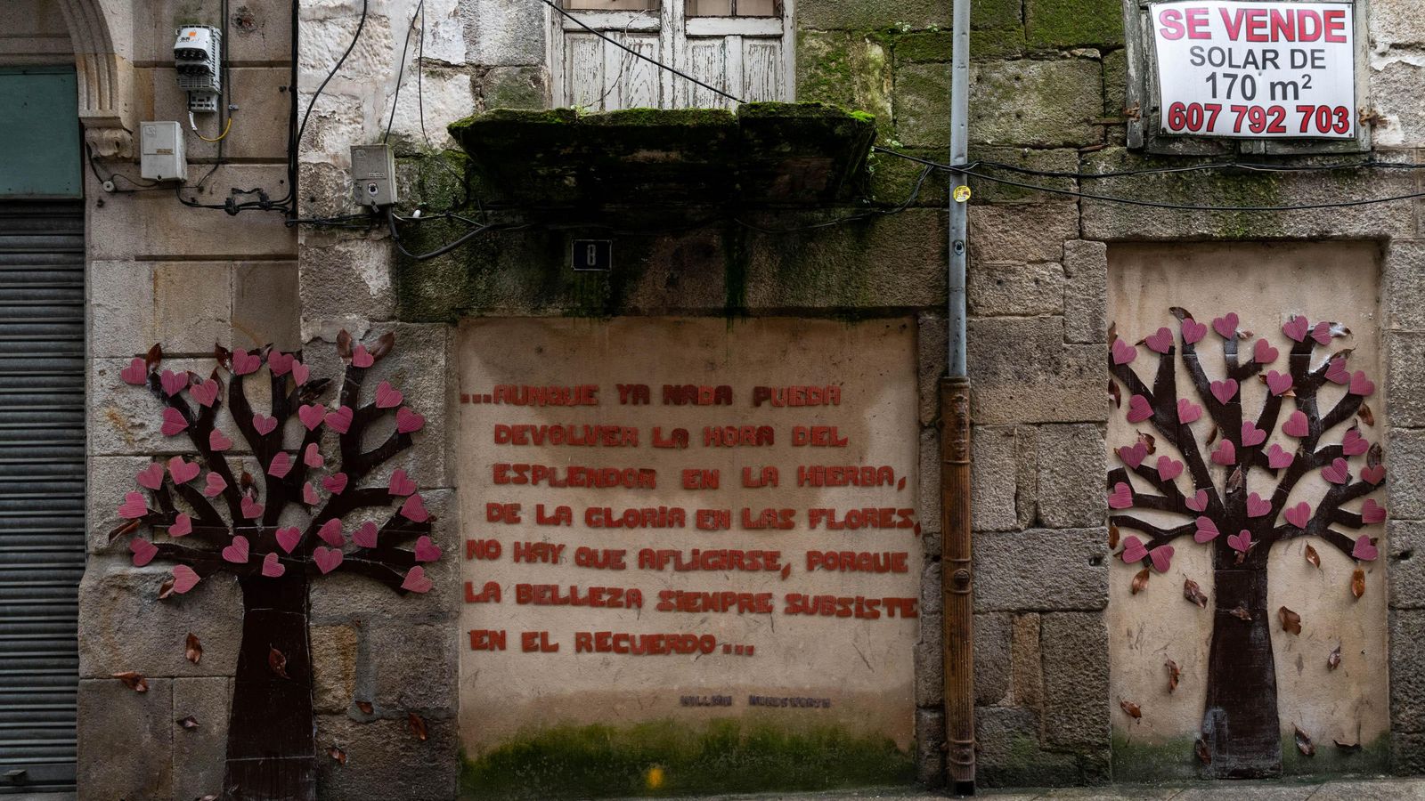 VERÍN (RÚA MAIOR). 10/02/2021. OURENSE. Os negocios de Verín engalanan os seus escaparates con motivos do San Valentín. FOTO: ÓSCAR PINAL  