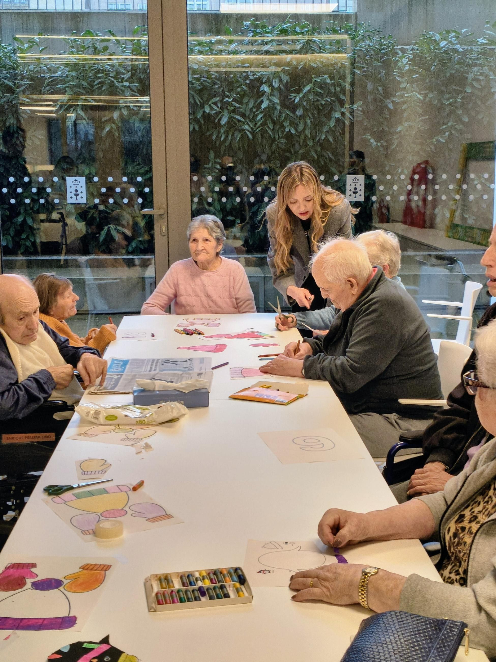Fabiola García, ayer, con algunos de los residentes de A Eiriña durante una actividad.