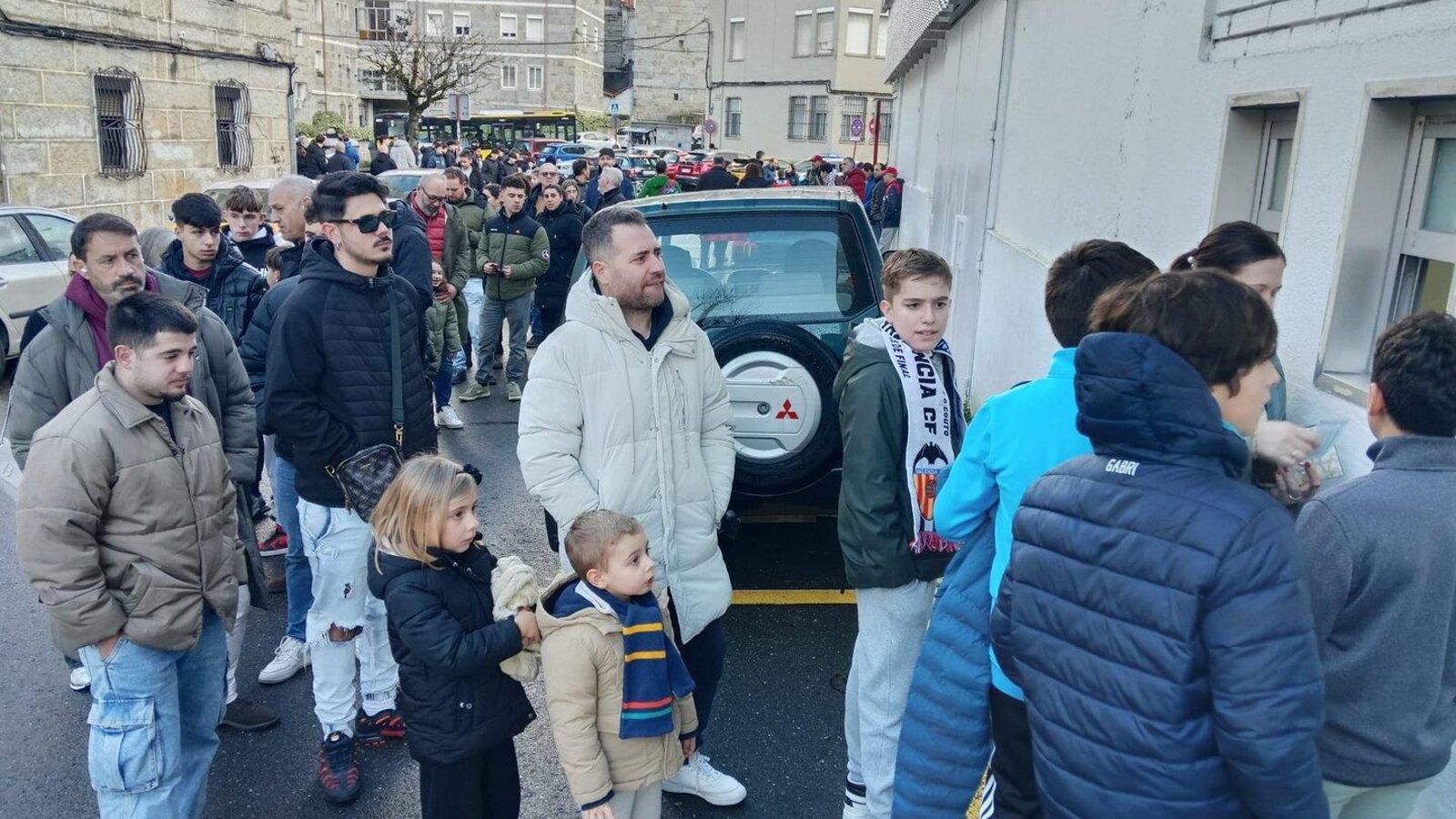 Los más rezagados comprando las entradas para el partido del Ourense CF contra el Barcelona B.
