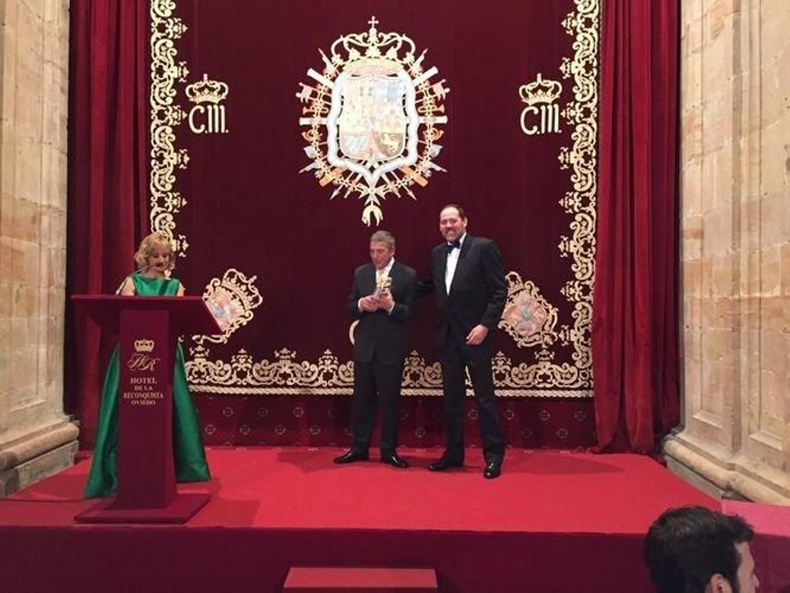 José Vicente Solarat recibió el premio de manos de Fernando Bandío.