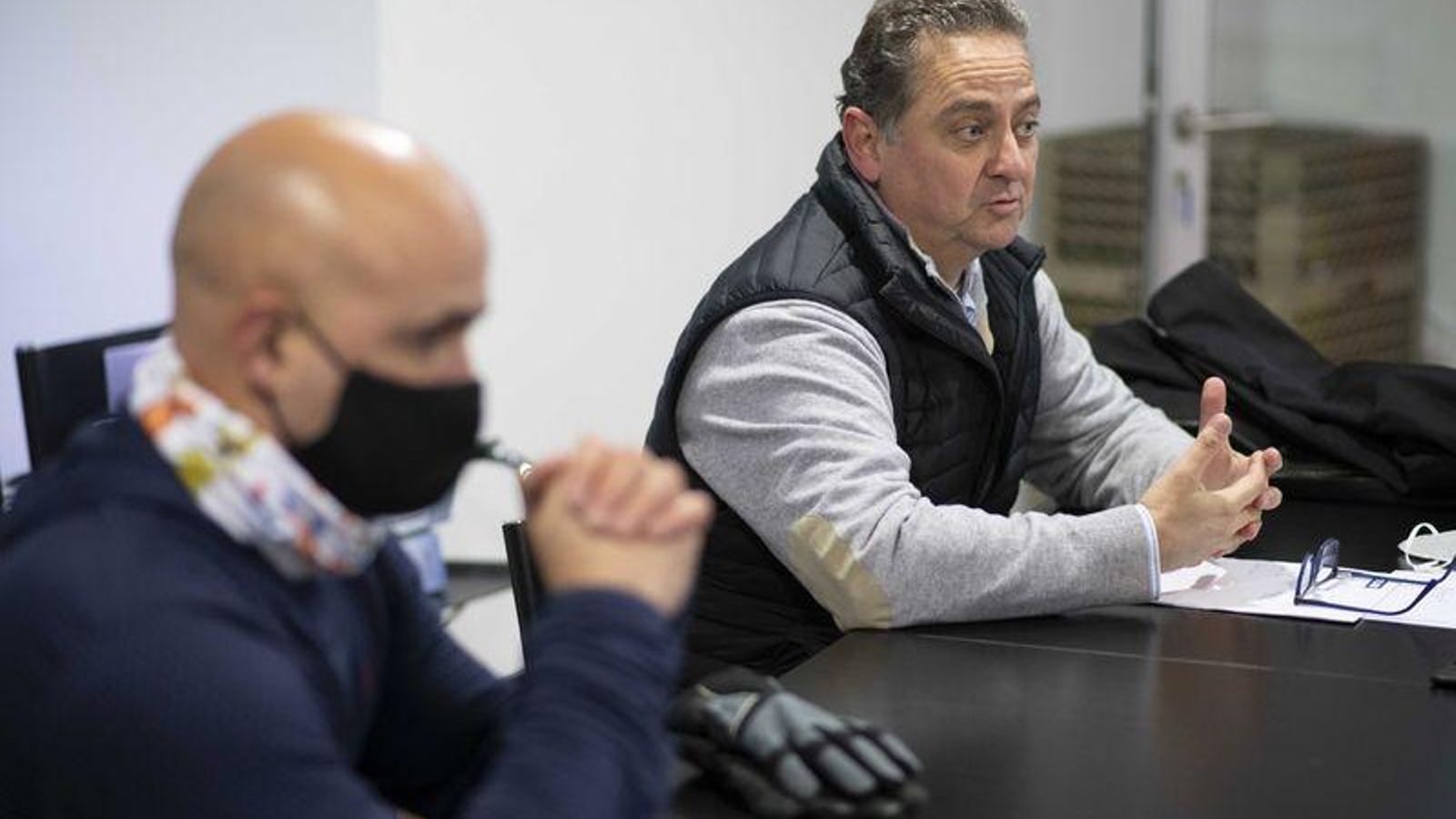 Cabeza de Manzaneda ( Manzaneda). 08/01/2021. Estación de Montaña de Manzaneda con los nuevos gestores. En la foto Pablo López y Albert Montaner. Foto: Xesús Fariñas