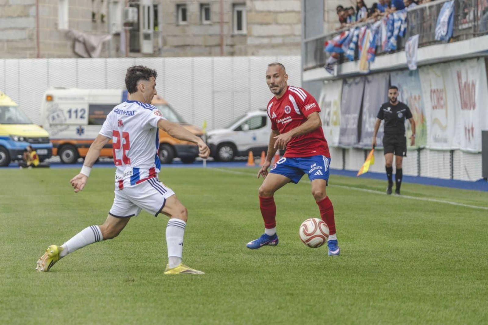 David Ferreiro, mediapunta de la UD Ourense, intenta rematar ante un rival.