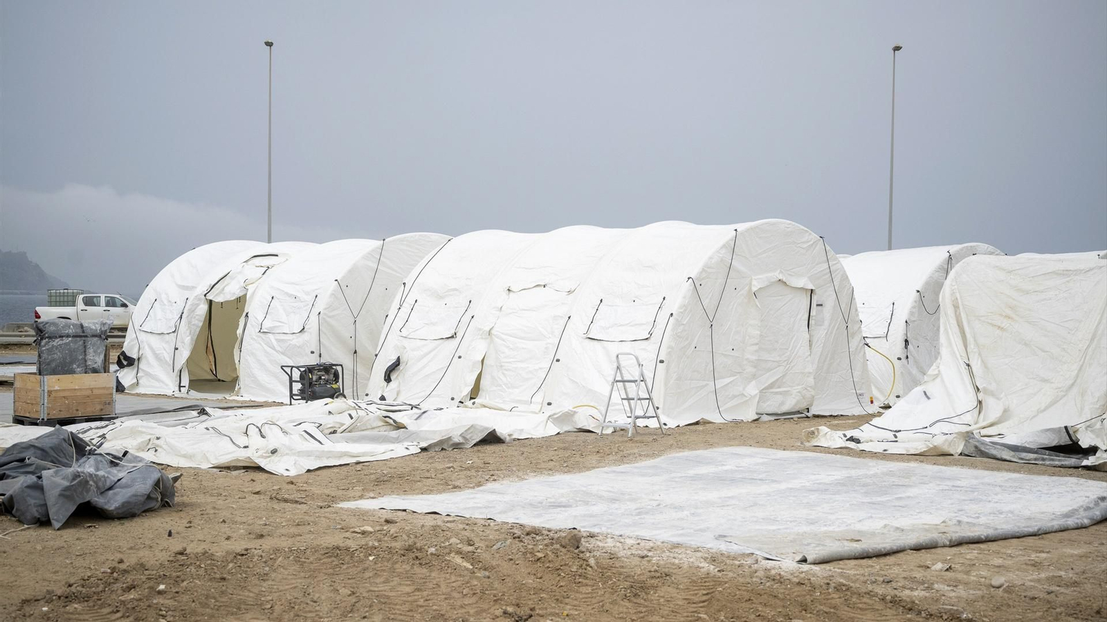 La instalación del campamento de acogida para migrantes en el Puerto de Ceuta.