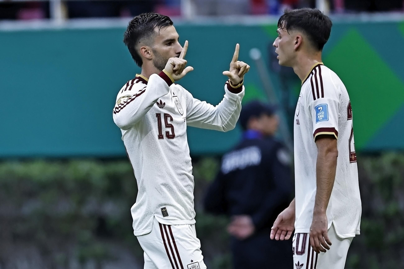 Baena, autor del único gol del partido, habla con un desdibujado -como tantos otros- Pedri ayer en Guadalajara.