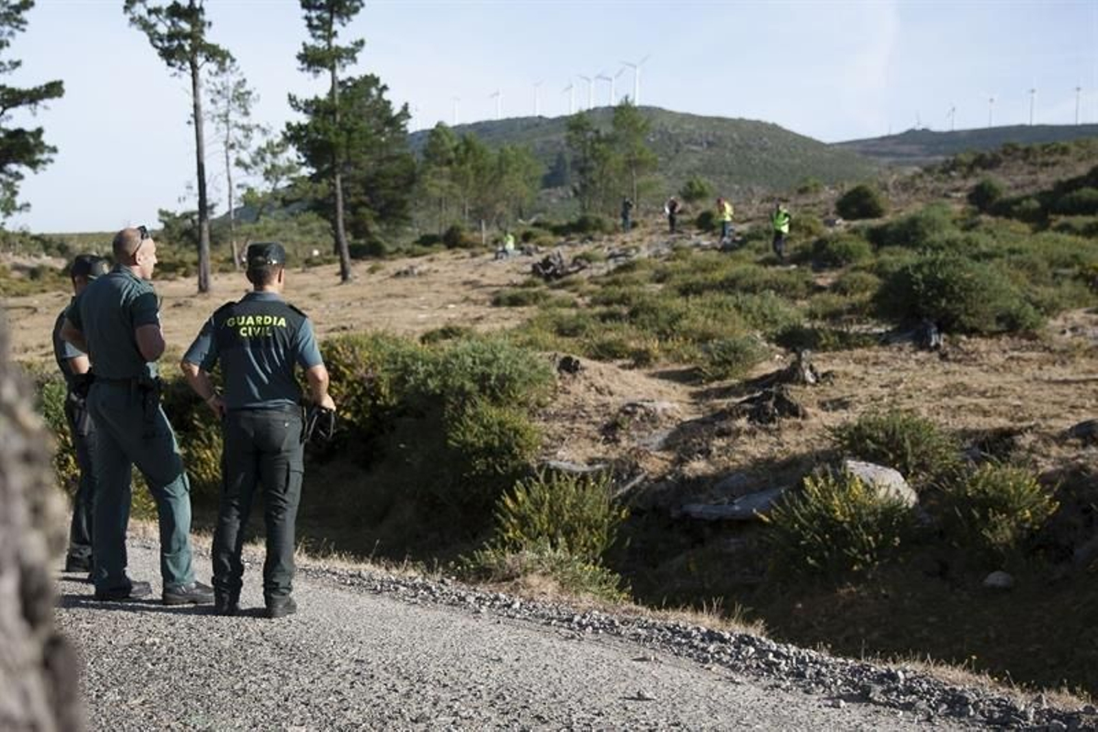 A Garda Civil inspecciona un monte en Galicia.