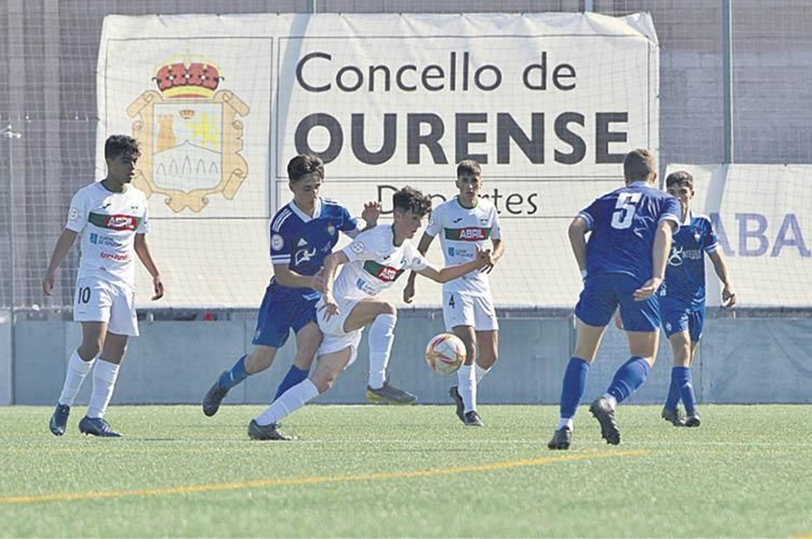 El delantero del Pabellón, Raúl Gallego, intenta superar a un contrario (MARTIÑO PINAL).