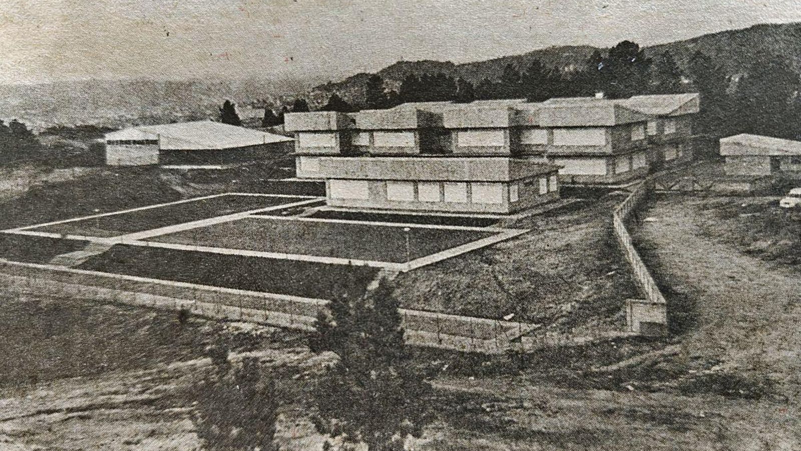 Grupo escolar de Seixalbo cerrado a cal y canto.