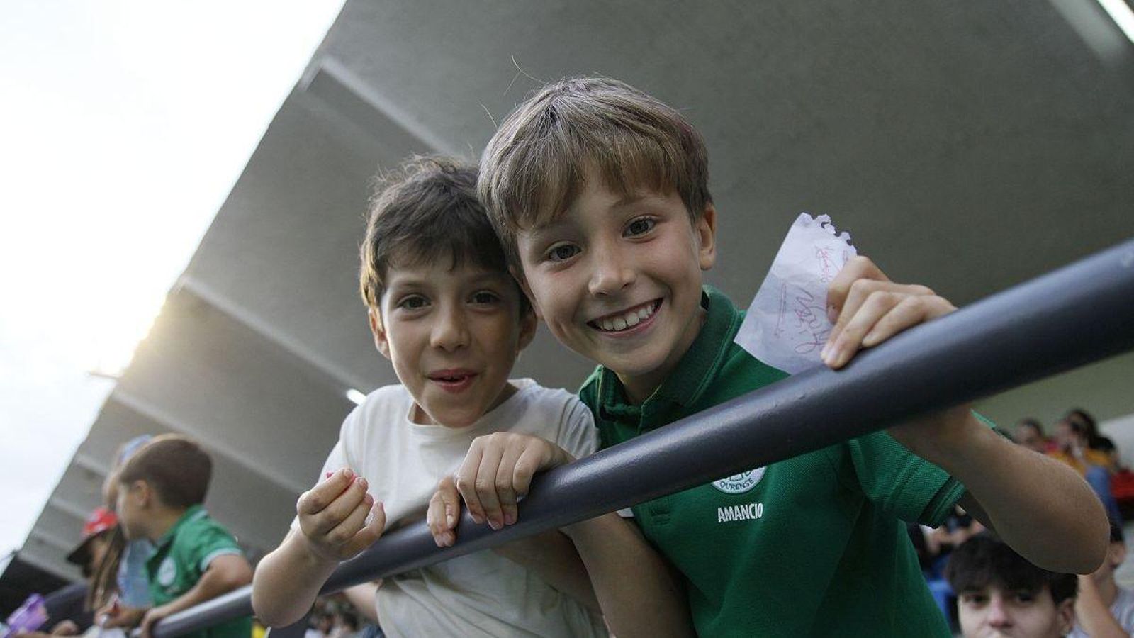 Los jóvenes pabellonistas, a la búsqueda de autógrafos.