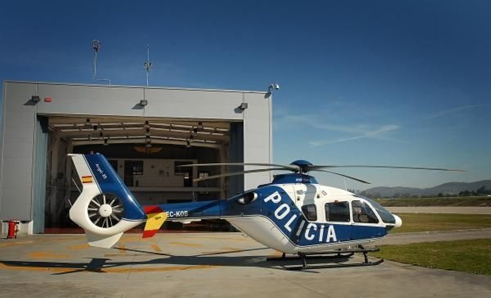 La tripulación del helicóptero de la Policía Nacional con base en Vigo cuenta en apenas un año con más de 500 horas de vuelo, algunas en A Coruña y Ourense. Foto: s.e.