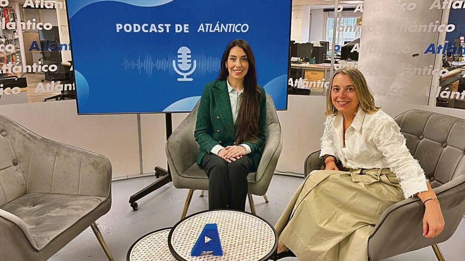 As investigadoras Raquel Fernández González e Begoña González de Prado, no set de Atlántico Tv.