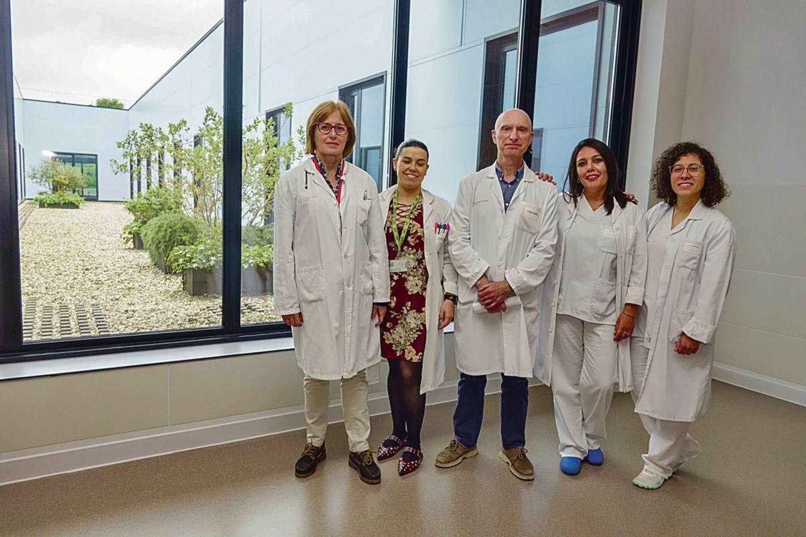 Luisa de Castro, con parte de los miembros de la Unidad de Enfermedad Inflamatoria Intestinal, en el Cunqueiro.