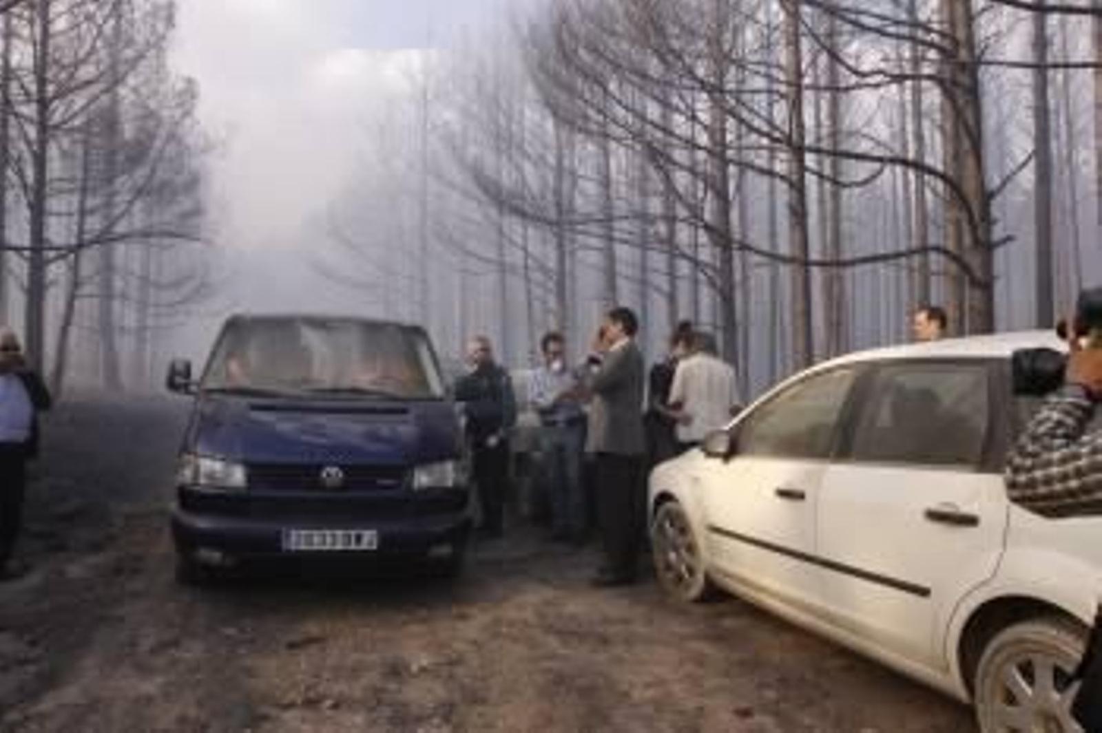 Las autoridades, junto al coche fúnebre que se   encargó de retirar el cadáver.  (Foto: X.F)
