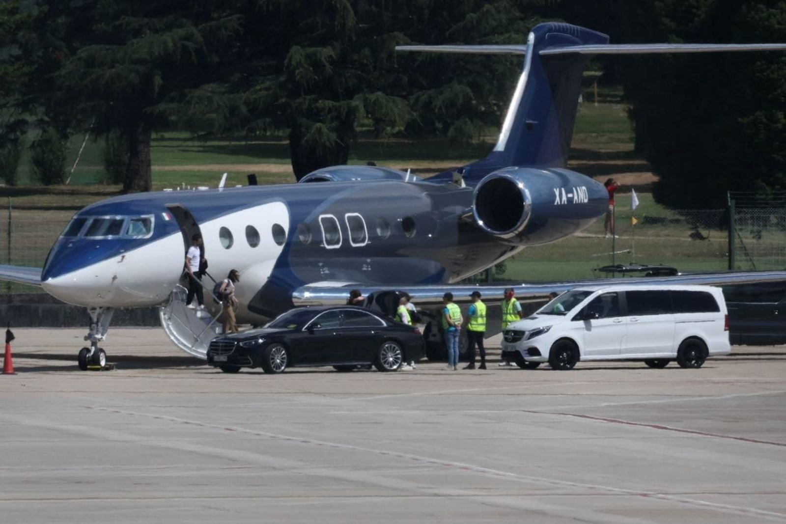 El avión privado llegó desde México a Peinador.