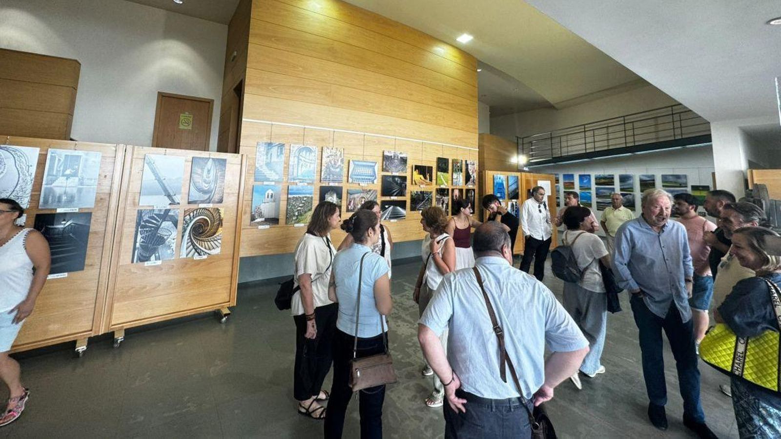Vecinos y visitantes se acercaron al Auditorio para la sesión inaugural.