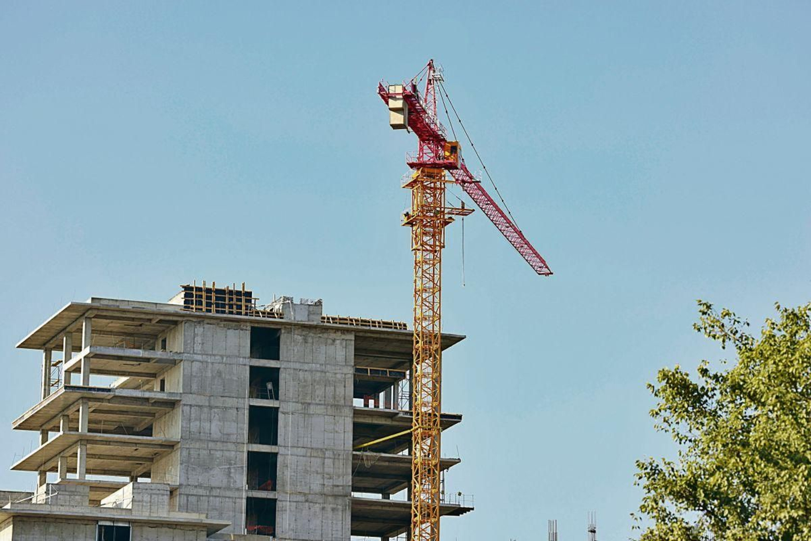 Un edificio residencial en construcción en Pamplona.