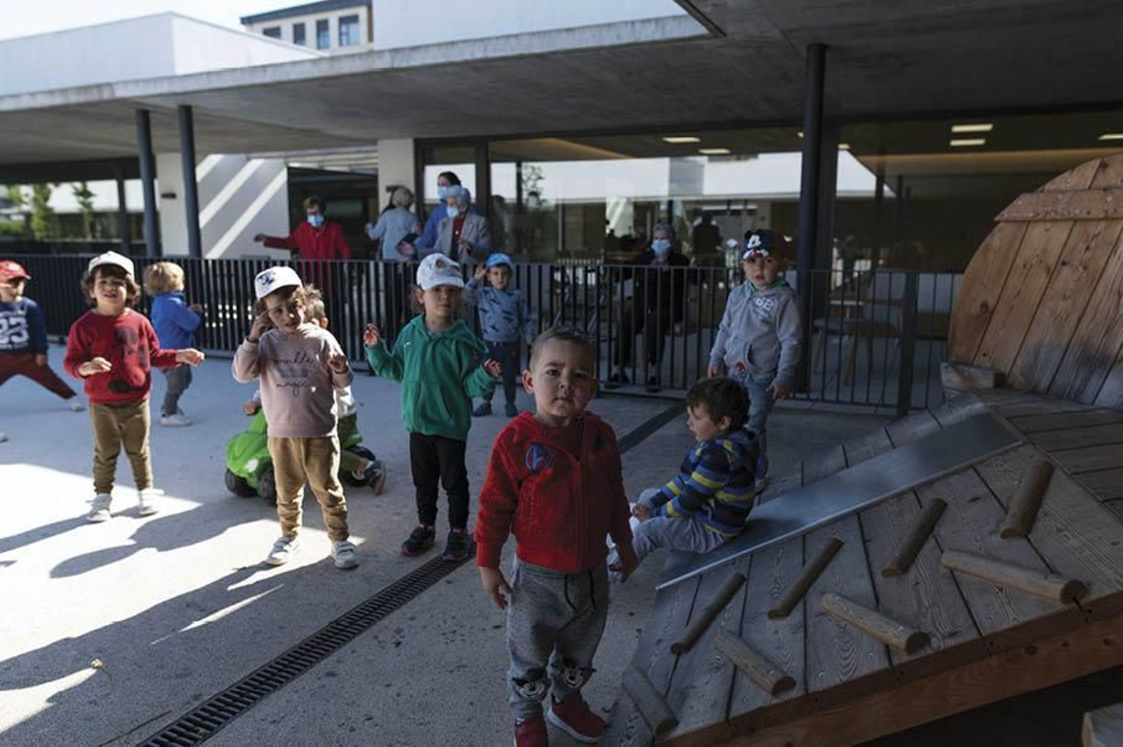 Pequeños de la escuela interxeracional de A Farixa, la más nueva de la provincia.  (Foto: Martiño Pinal)