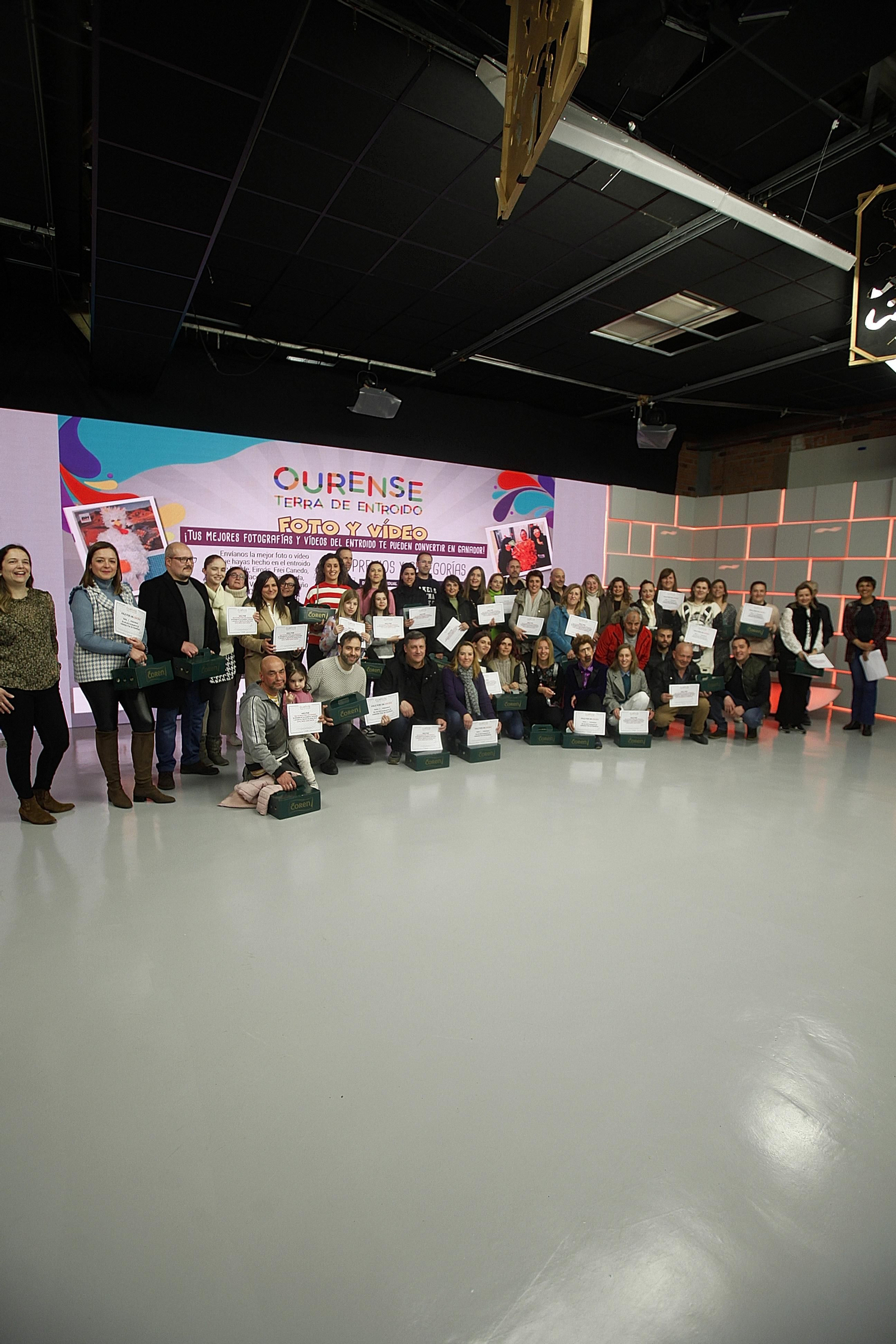 Foto de los ganadores del concurso de Entroido de La Región, en el plató de Telemiño.