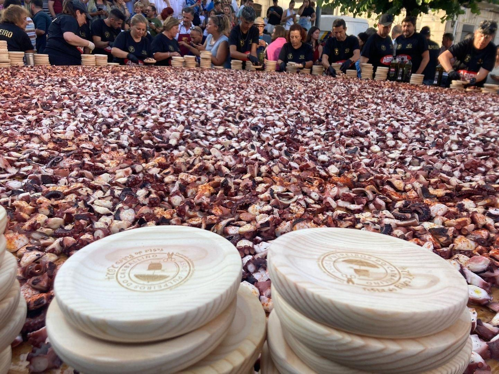 El producto estrella y la herramienta indispensable estos días en O Carballiño, en plano detalle de nuevo.