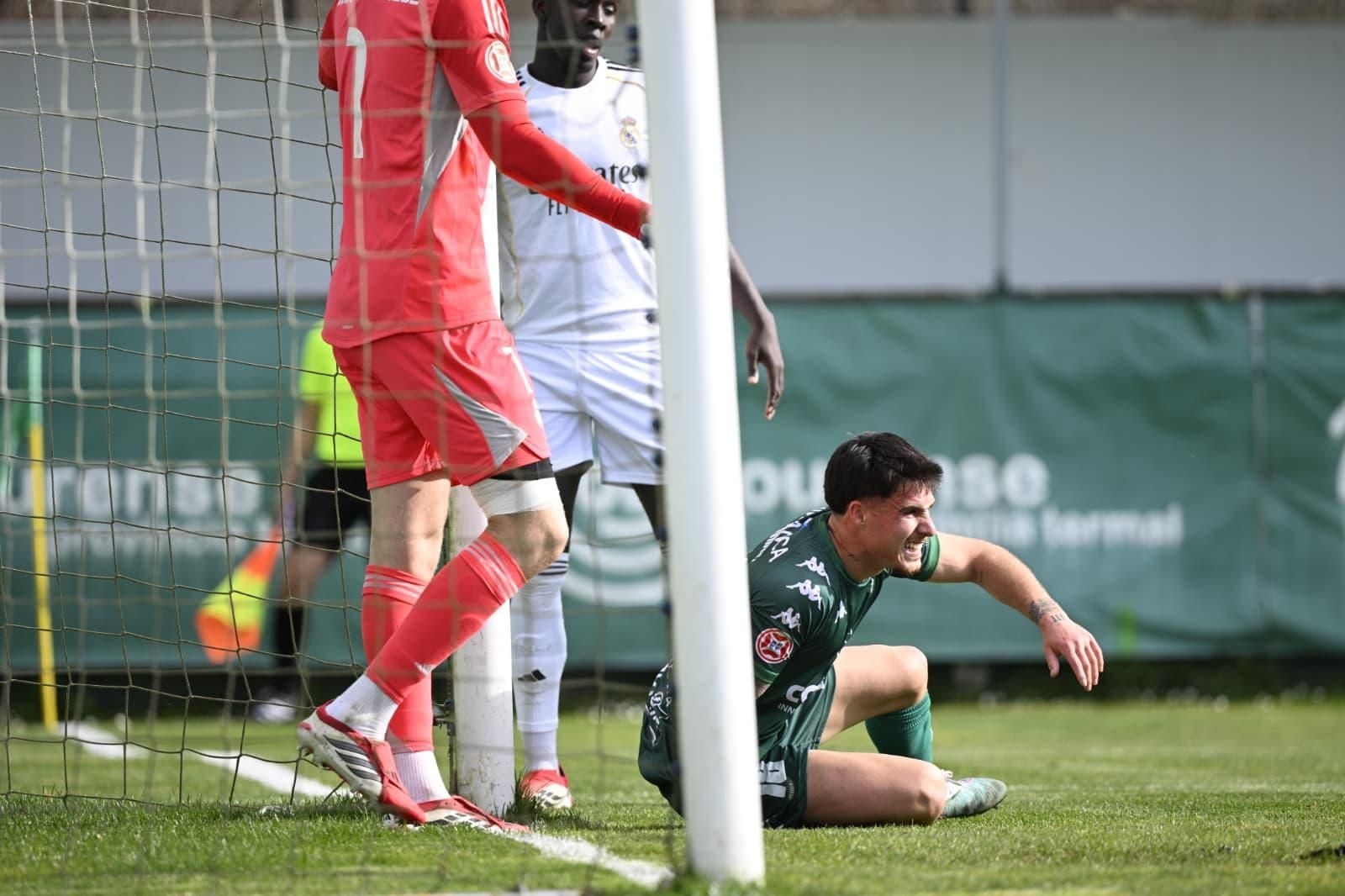 Galería | Espiñedo disfruta del sol y fútbol en el estreno de Juanfran García al frente del Arenteiro