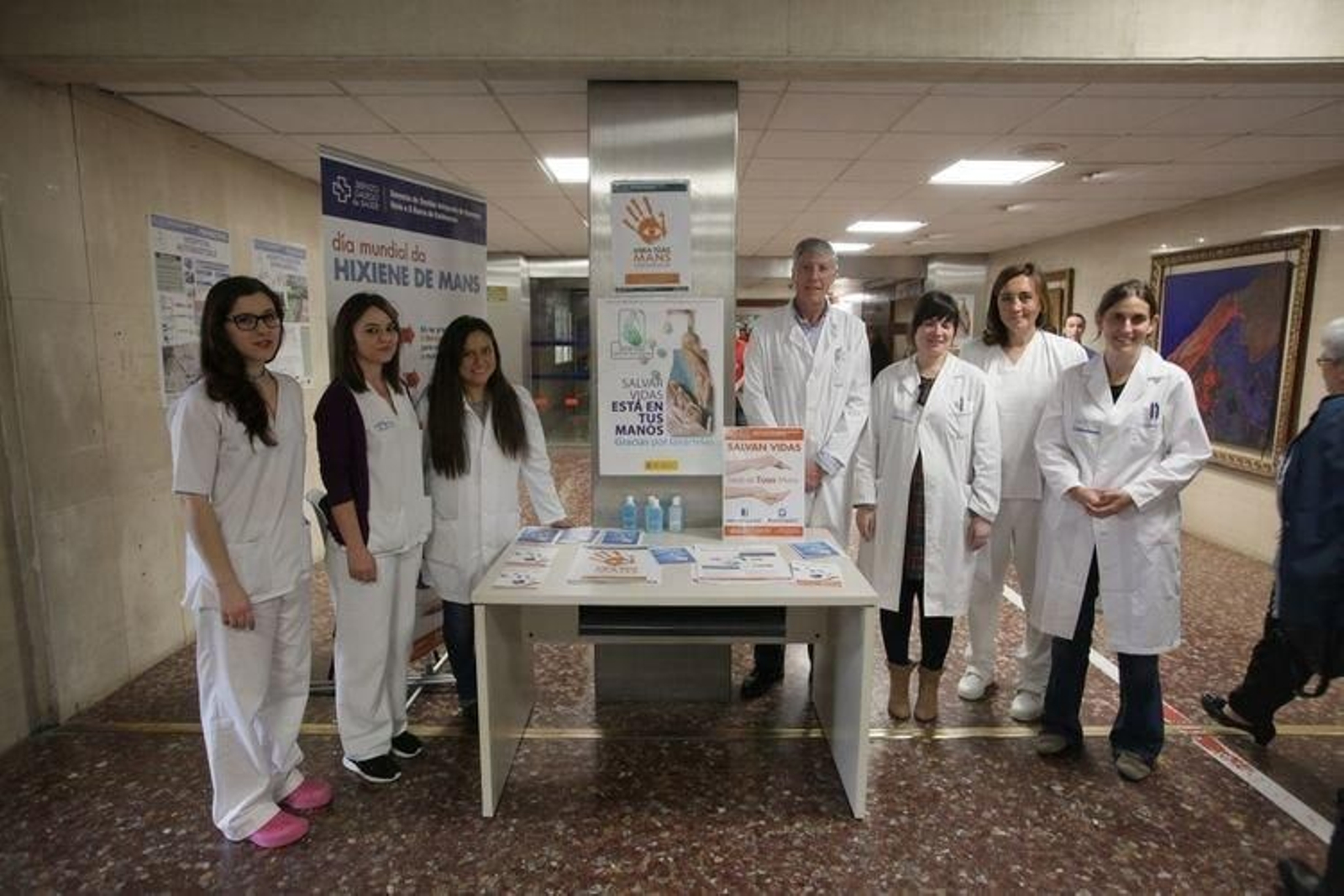 Médicos y enfermeras repartieron información sobre el correcto lavado de las manos. (JOSÉ PAZ)