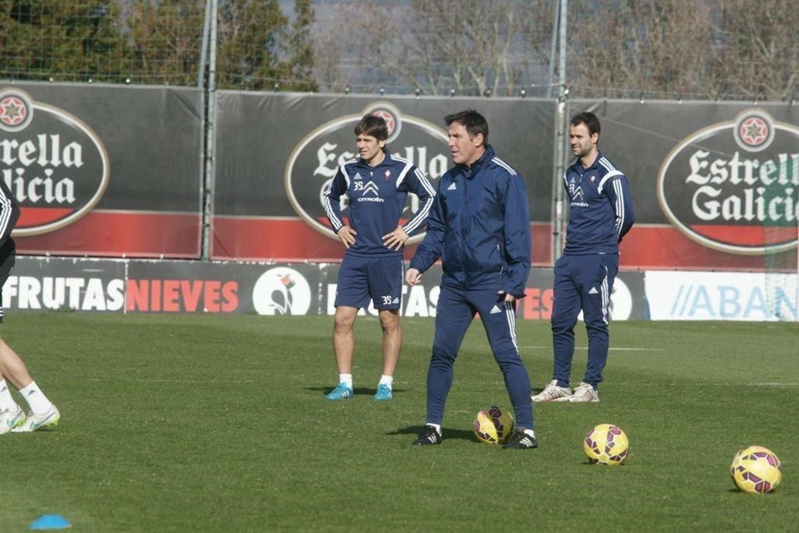 Eduardo Berizzo, ayer en A Madroa entre el fisioterapeuta Ernesto Vieito y el masajista Iván Comesaña.