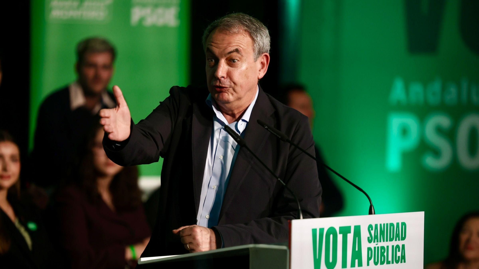 El expresidente del Gobierno José Luis Rodríguez Zapatero, durante su intervención en un mitin en Cádiz.