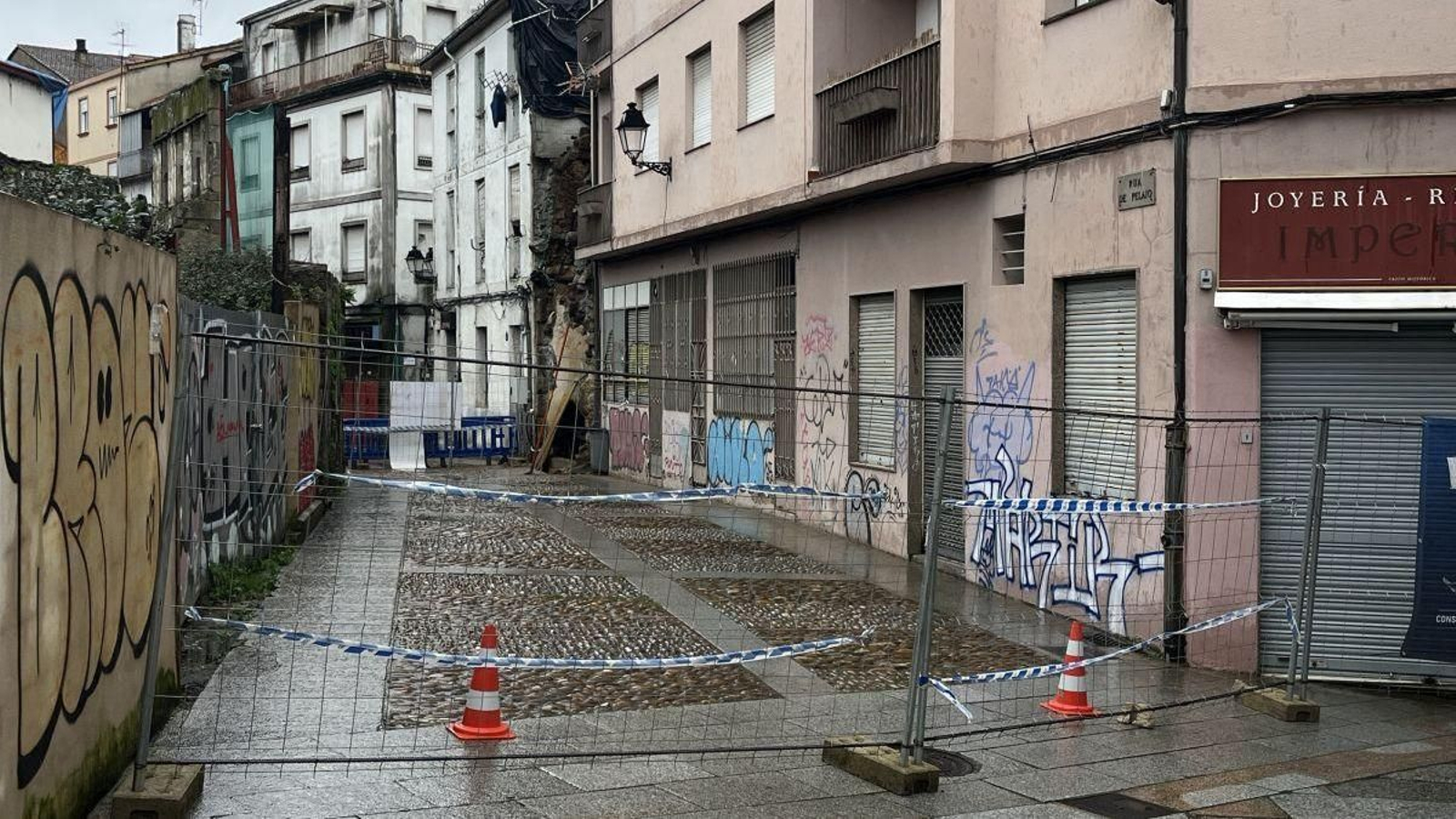 Rúa Pelaio del Casco Vello, cortada por desprendimientos.