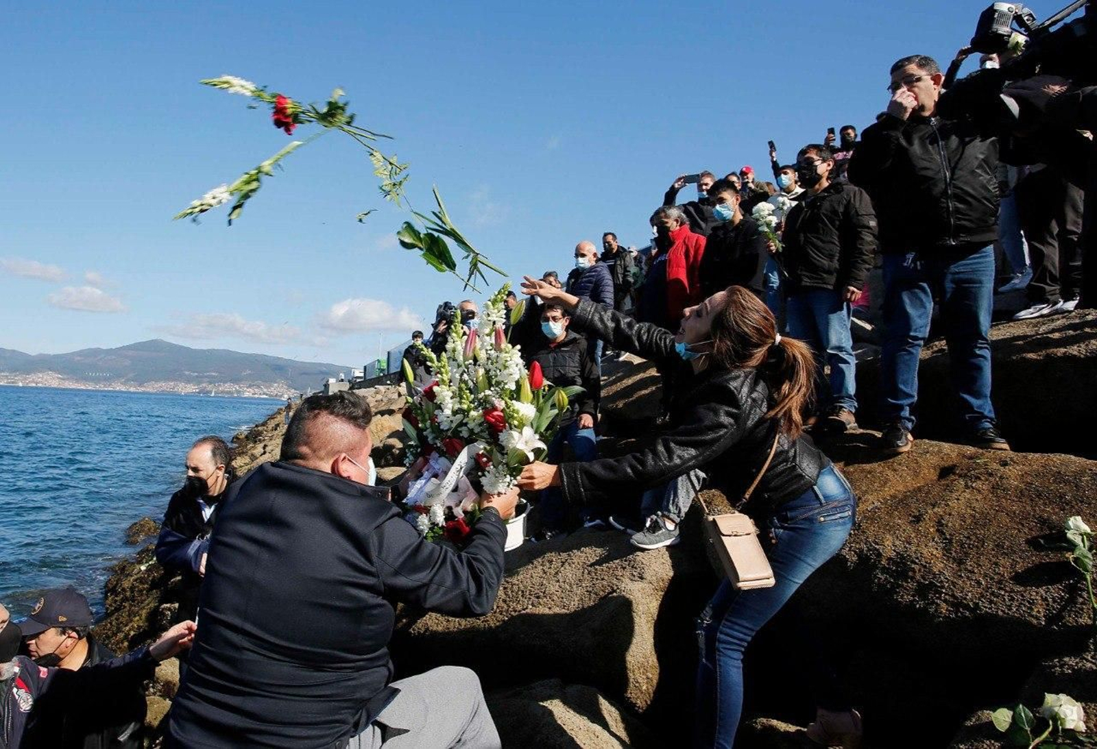 Una mujer lanza flores al mar en el homenaje de este sábado a los marineros peruanos. // J.V. Landín