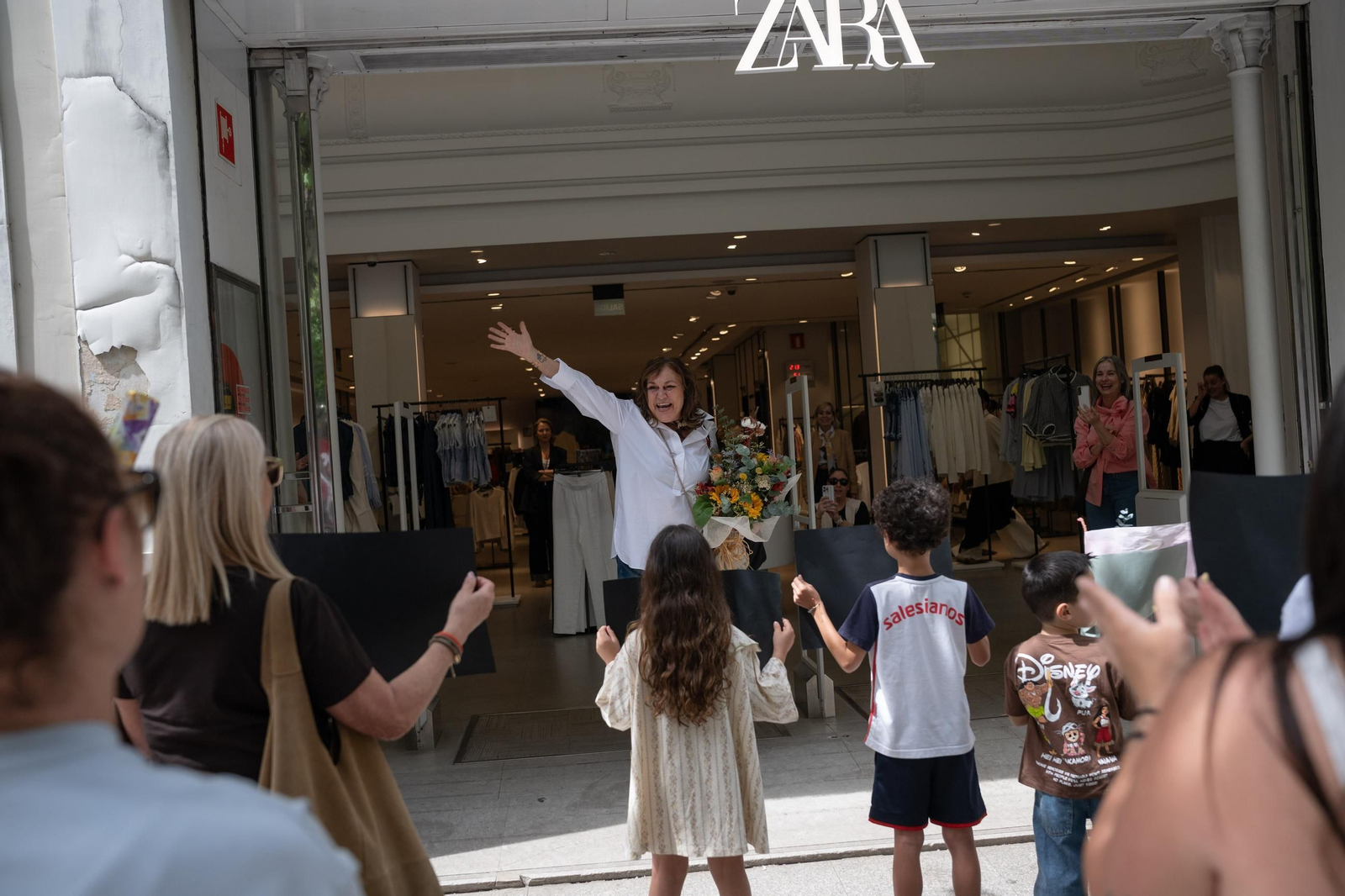 Lola Varela saliendo por última vez de su puesto de trabajo, donde la esperaban sus familiares y amigos.