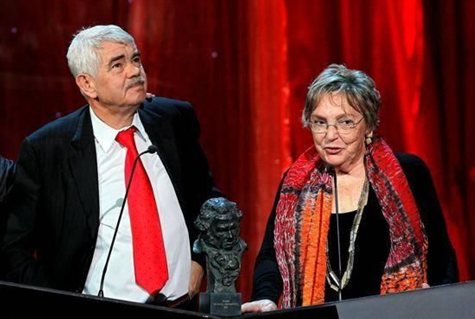 El ex presidente de la Generalitat de Cataluña, Pasqual Maragall, y su mujer Diana Garrigosa recogen el premio Goya a la mejor película documental por 'Bicicleta, cuchara, manzana'