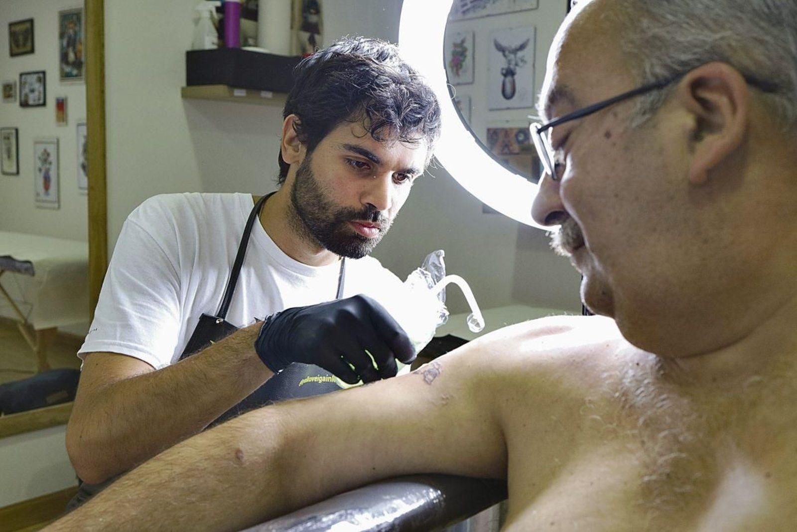 Los estudios de tatuajes están cada vez más especializados, atendiendo a gente de todas las edades, tanto jóvenes como mayores. Las diferencias generacionales ya no son tan visibles a la hora de grabar un diseño en la piel, ya que, según Veiga, ha “visto de todo”, desde tatuajes sin sentido a diseños de lo más sentimentales.