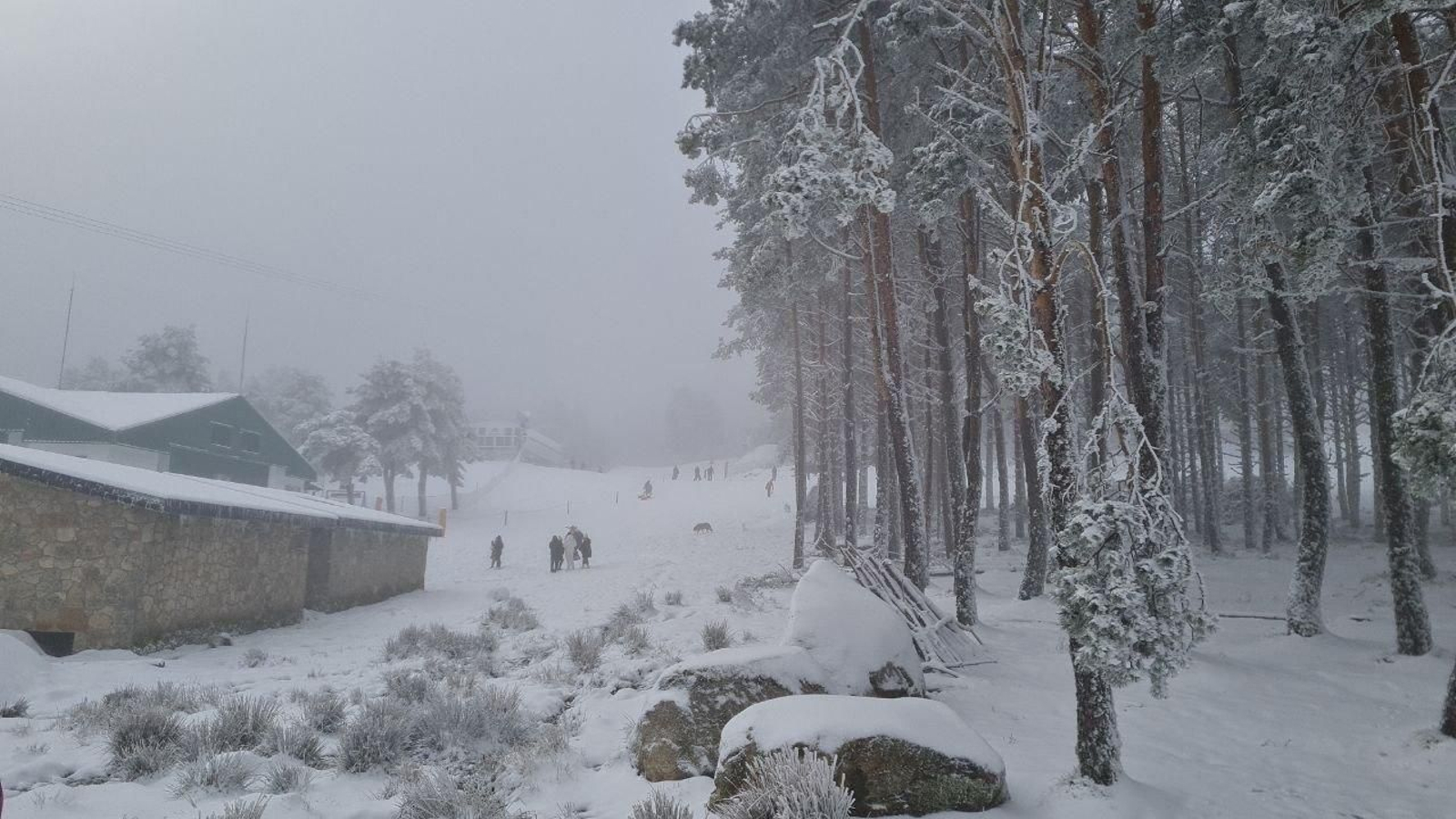 La Estación de Manzaneda, cubierta de nieve.