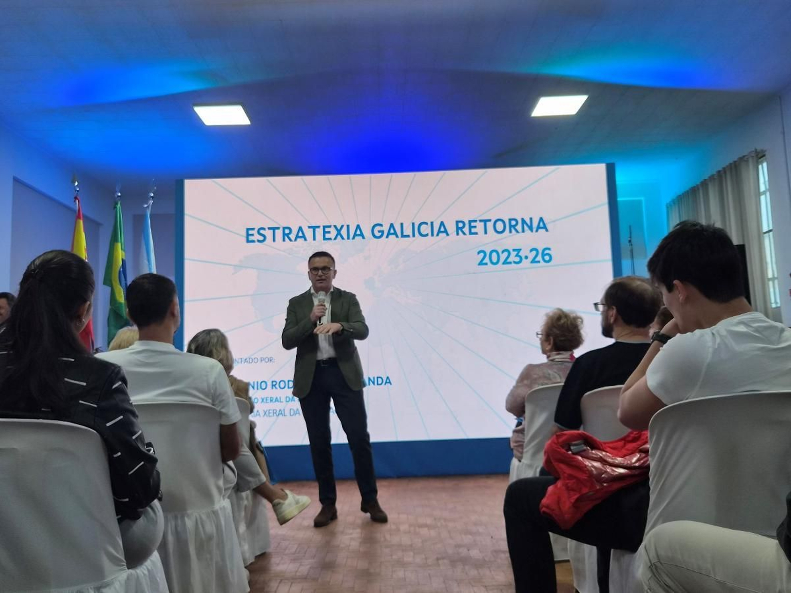 El conselleiro de Empleo durante la feria de empleo de Saõ Paulo