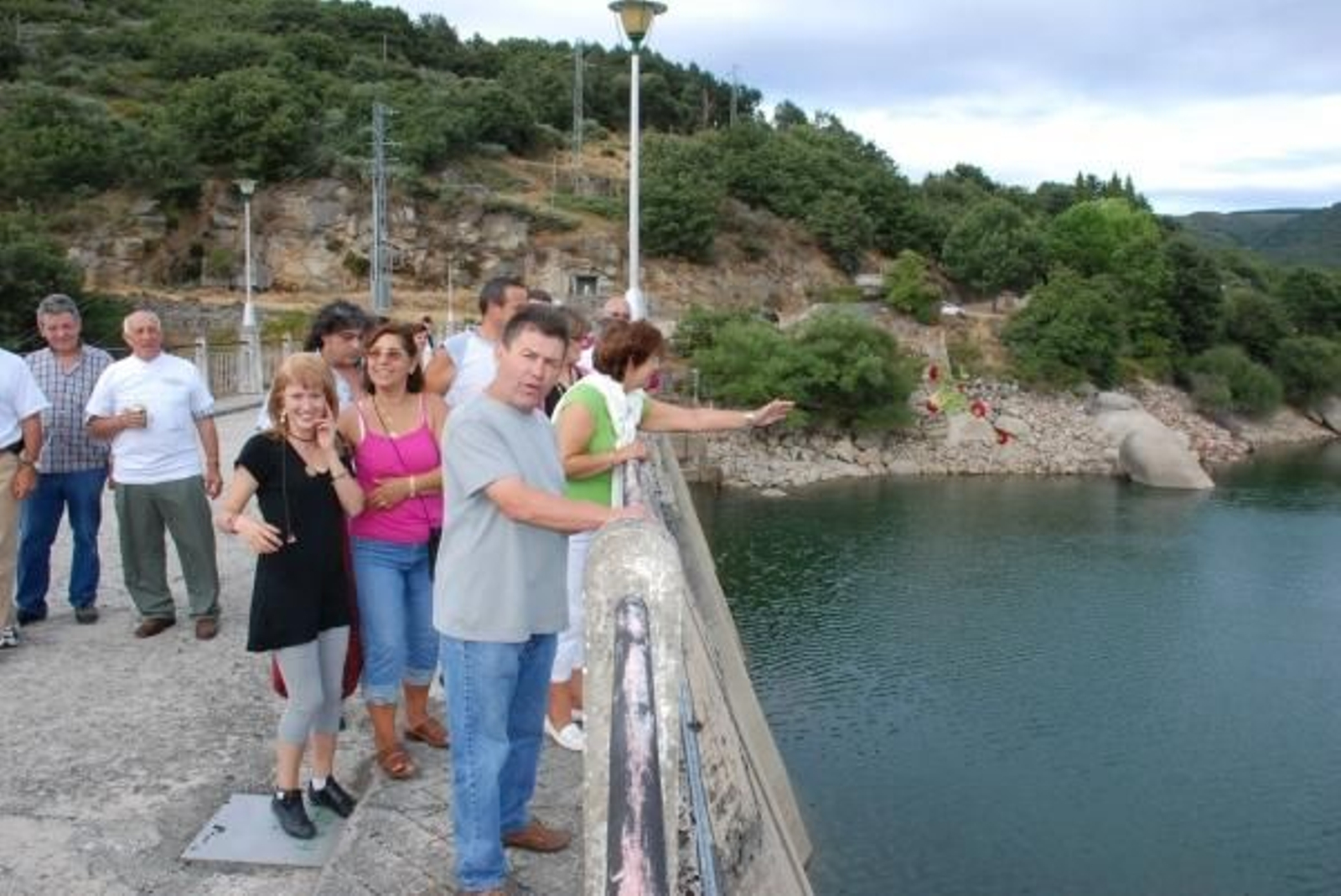 Momento en el que los vecinos lanzan las flores sobre las aguas del embalse. (Foto: Luis Blanco)