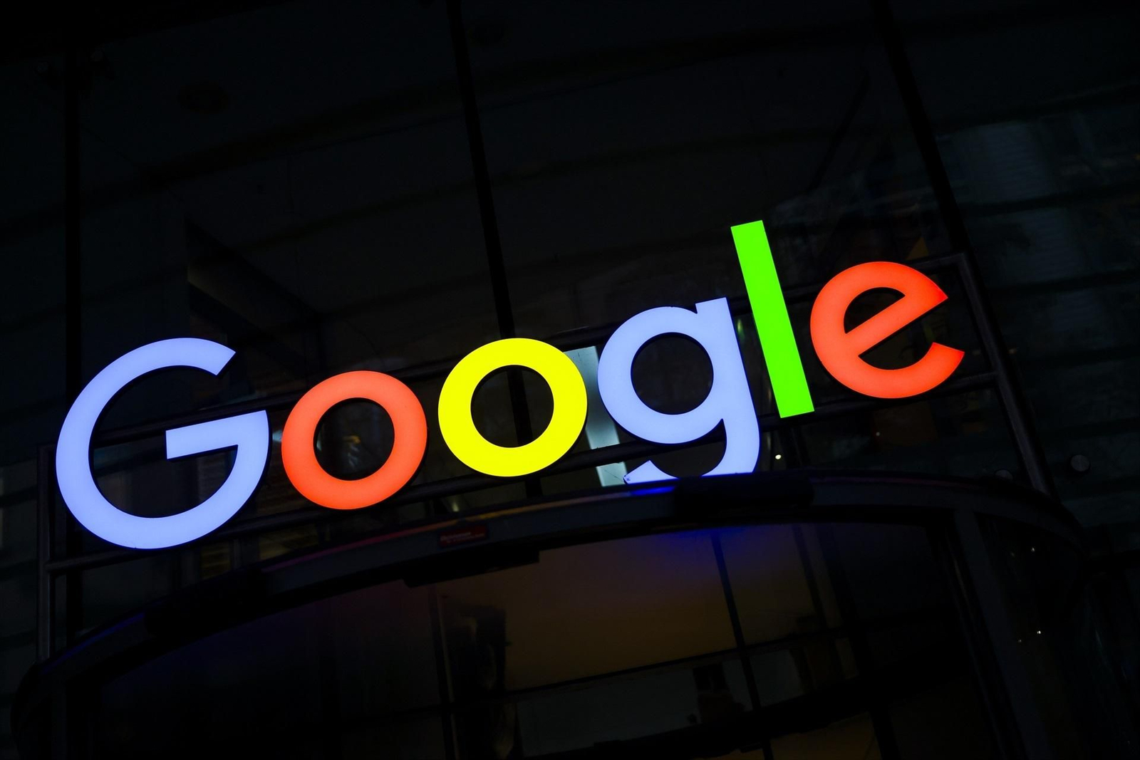 El logo de Google en su sede.