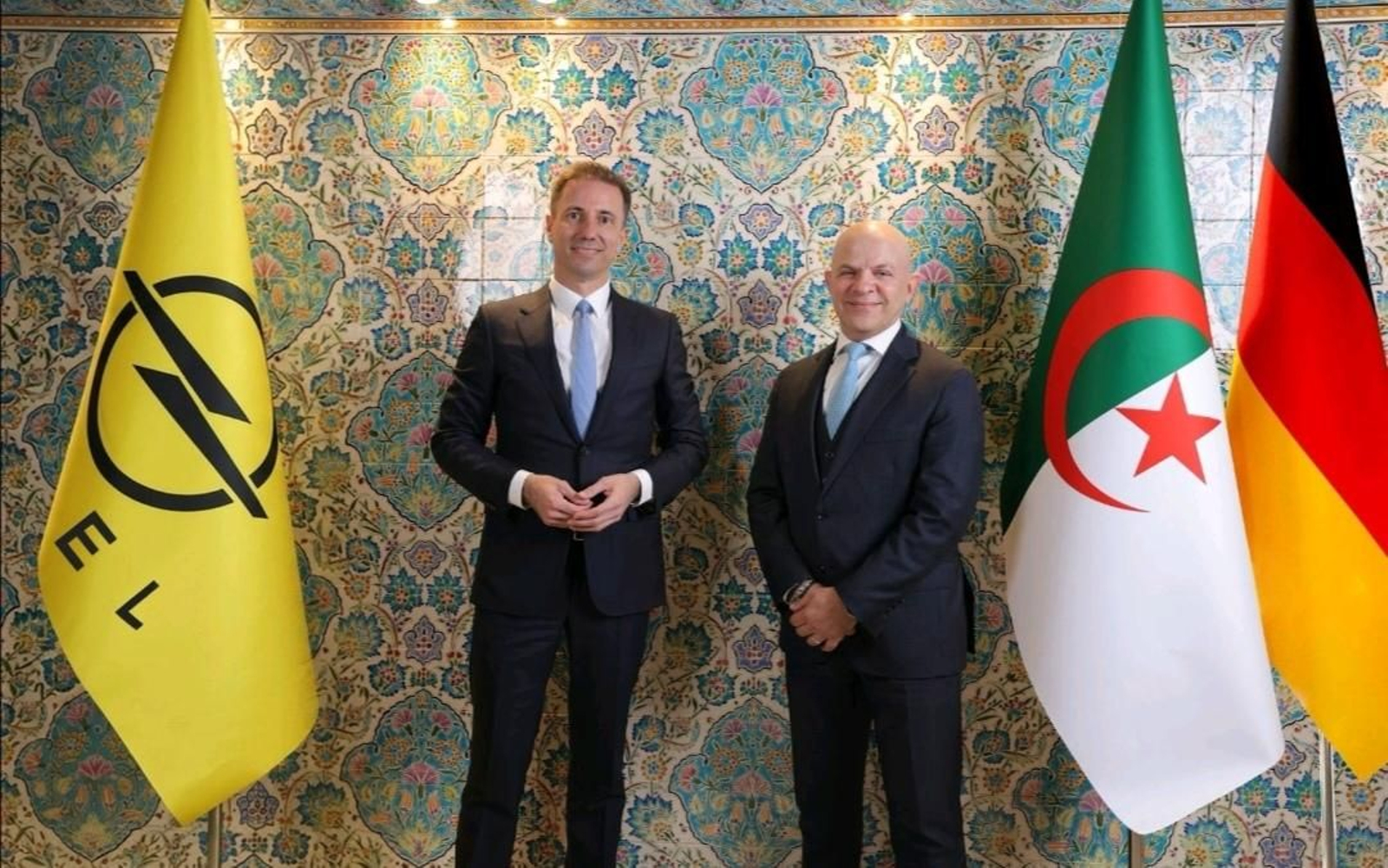 El CEO de Opel, Florian Huettl, y el director de Stellantis en la región de Oriente Medio y África, Samir Cherfan.