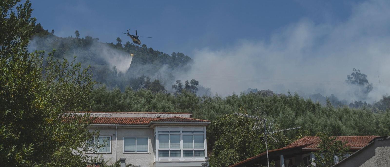 El incendio forestal de Untes llena la ciudad de Ourense de humo