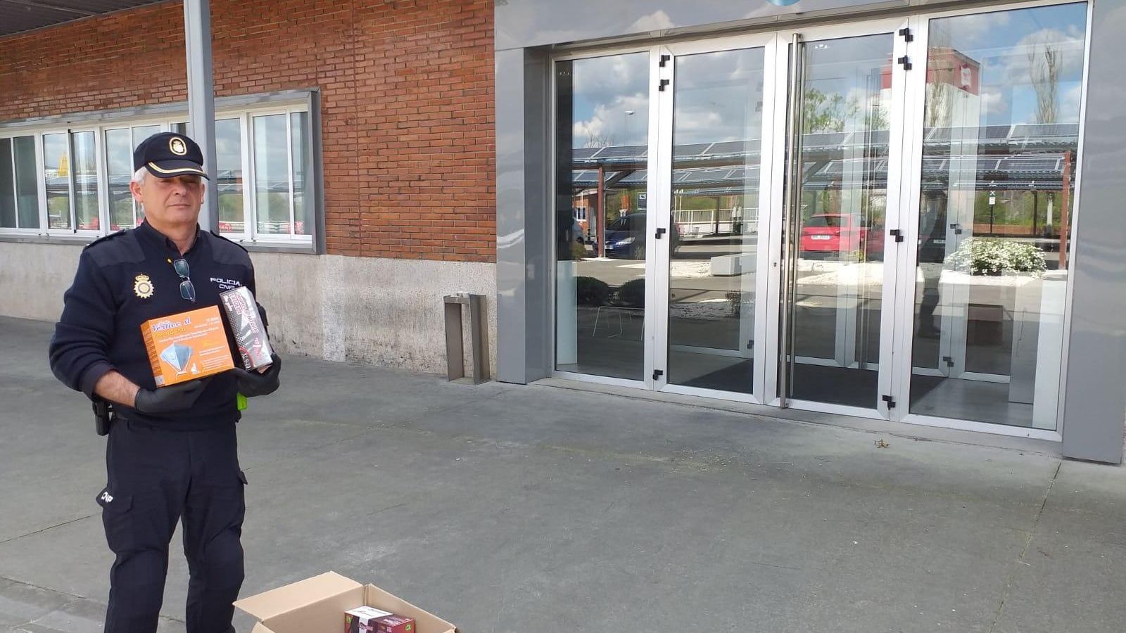 Un agente recoge la donación de material de CIE Galfor.