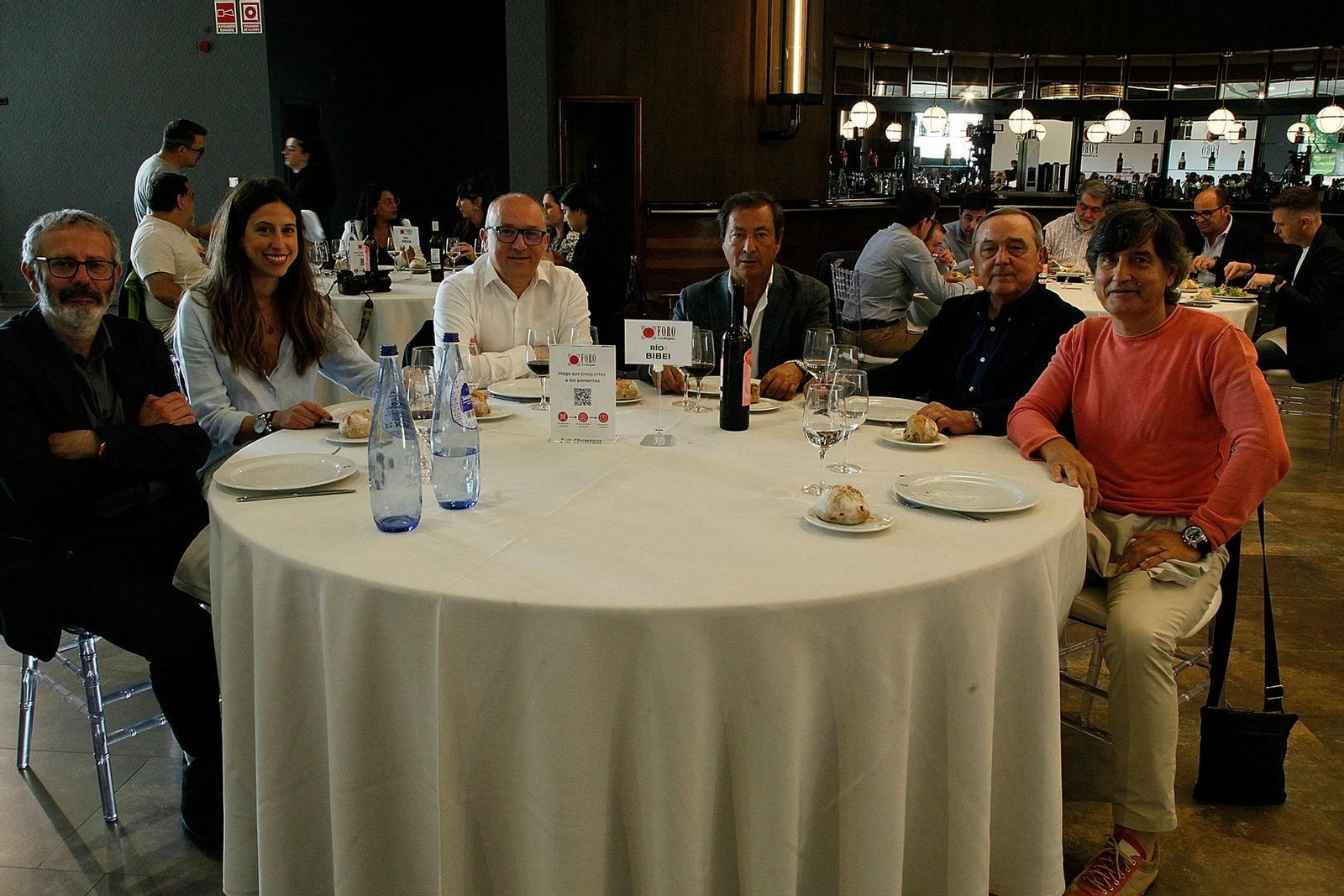 MESA RÍO BIBEI. Fernando Blanco y María Galende, de Ferro Abogados; Jorge Villarino, director de Publicidad de La Región; Lisardo González, de Maderas San Martín; Manuel Barja, consejero de Extraco, y José Manuel Vázquez, gerente de Clínica Casiano.