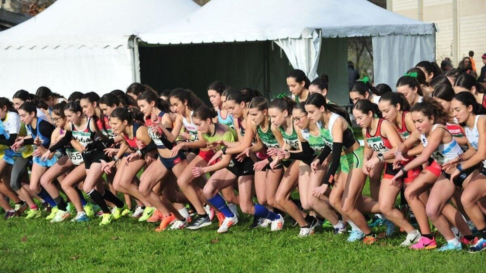 Salida de la carrera absoluta femenina, en O Aguillón. (Foto: José Paz)