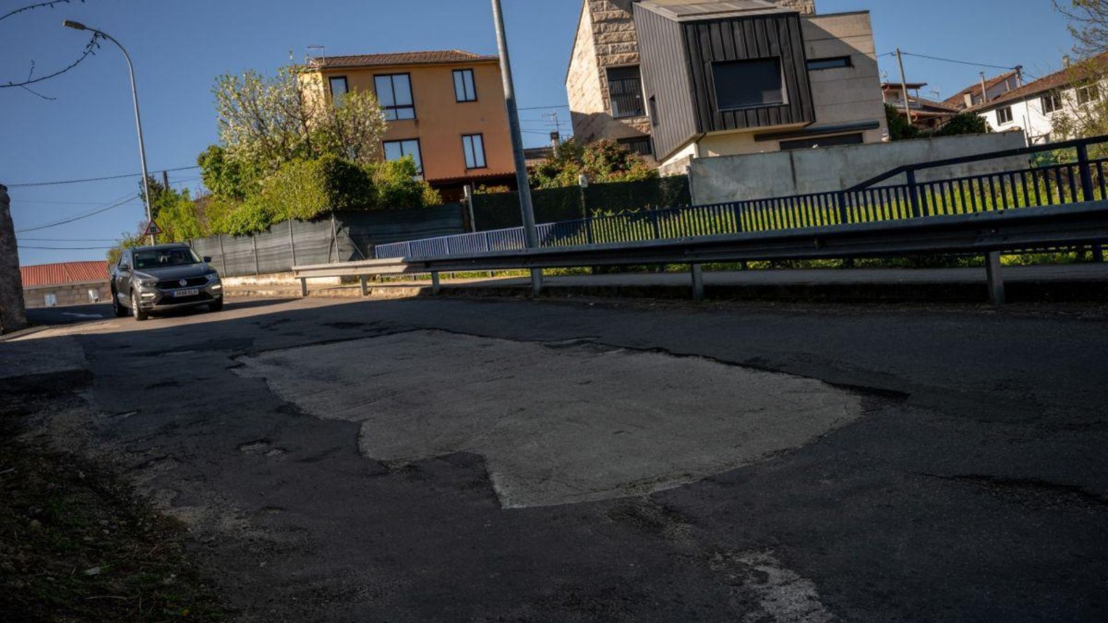 Gran socavón en la vía de acceso a Peliquín desde Oira.