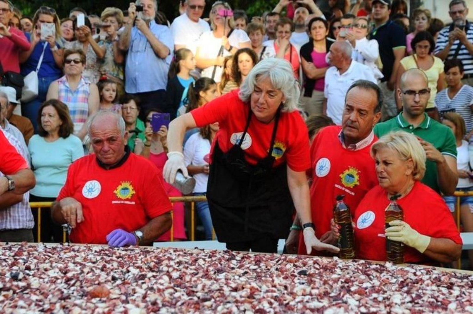 La elaboración de la tapa de pulpo más grande del mundo en Carballino 20