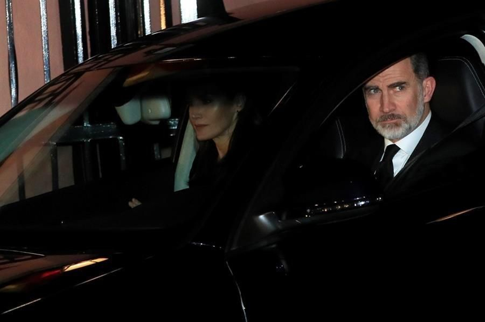 Los reyes de España Felipe y Letizia, a su salida de la capilla ardiente