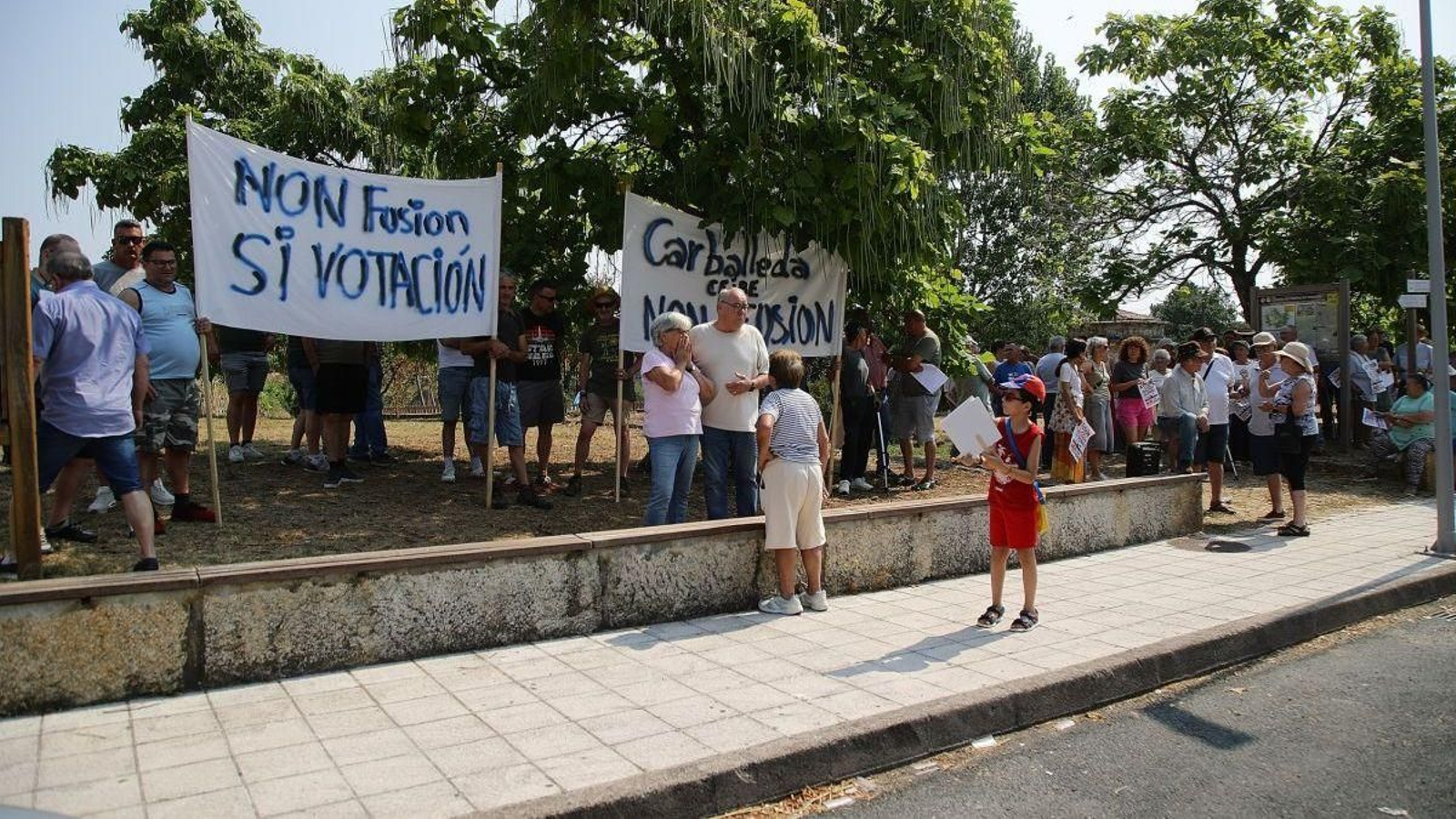 Vecinos de Carballeda de Avia en la concentración frente al Concello esta semana.