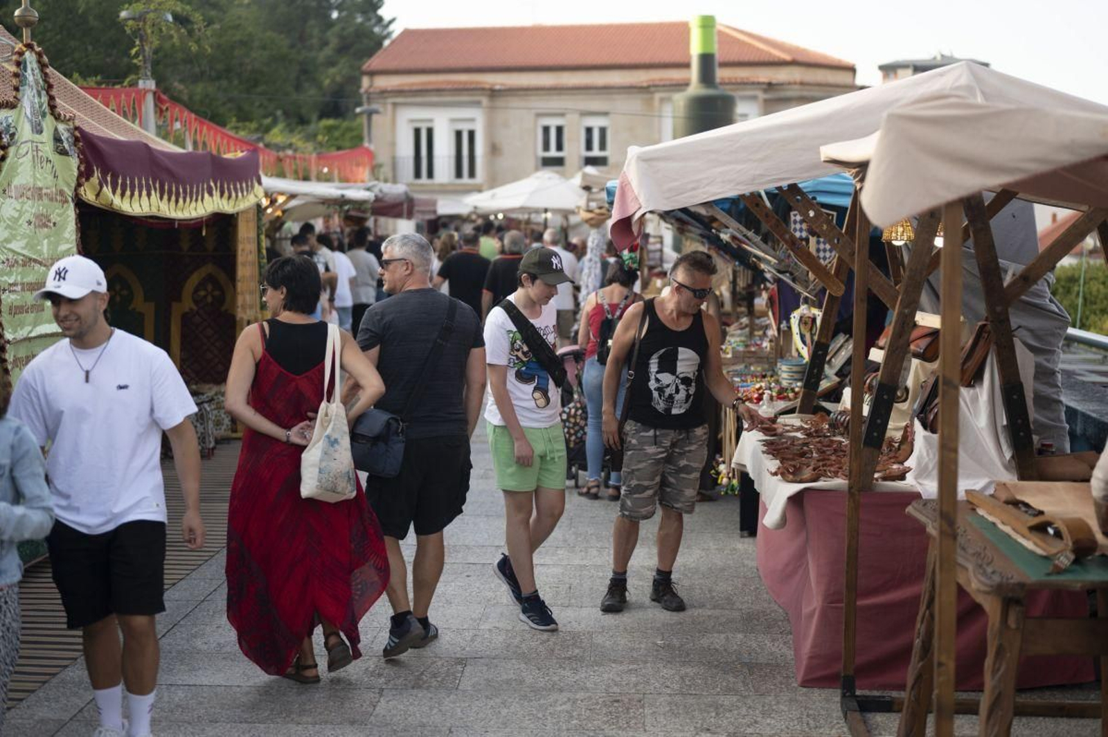 El público recorrió los numerosos puestos de la Alameda.