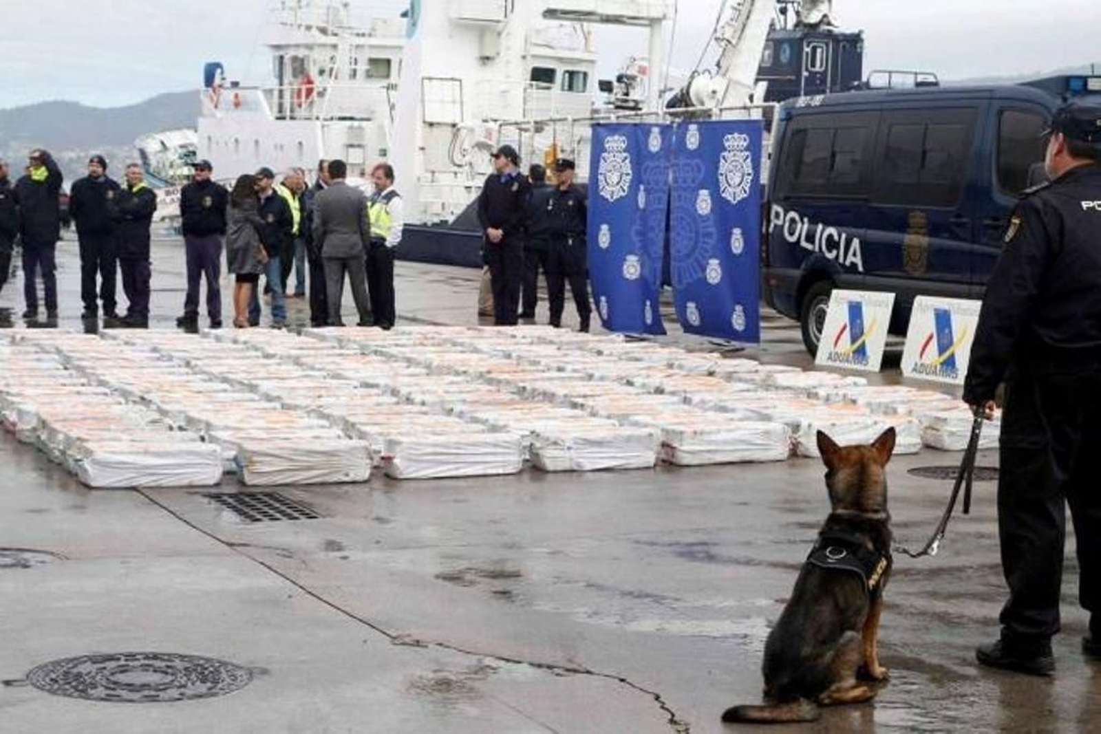 Momento de la descarga de la droga intervenida en el pesquero, en 2013.