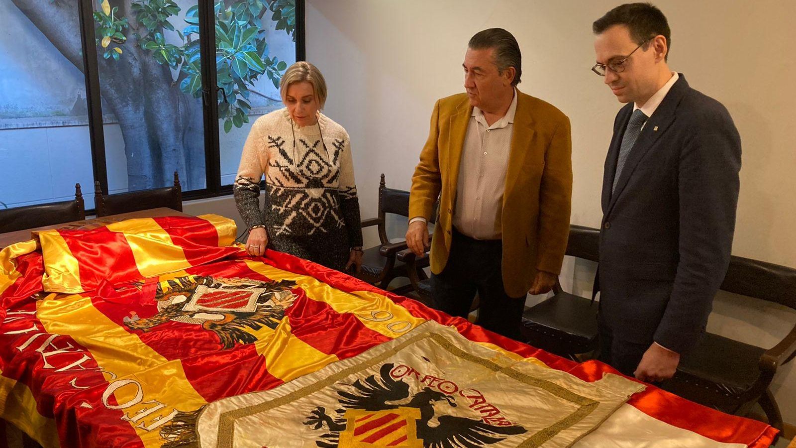 El delegado observa los estandartes del Orfeón