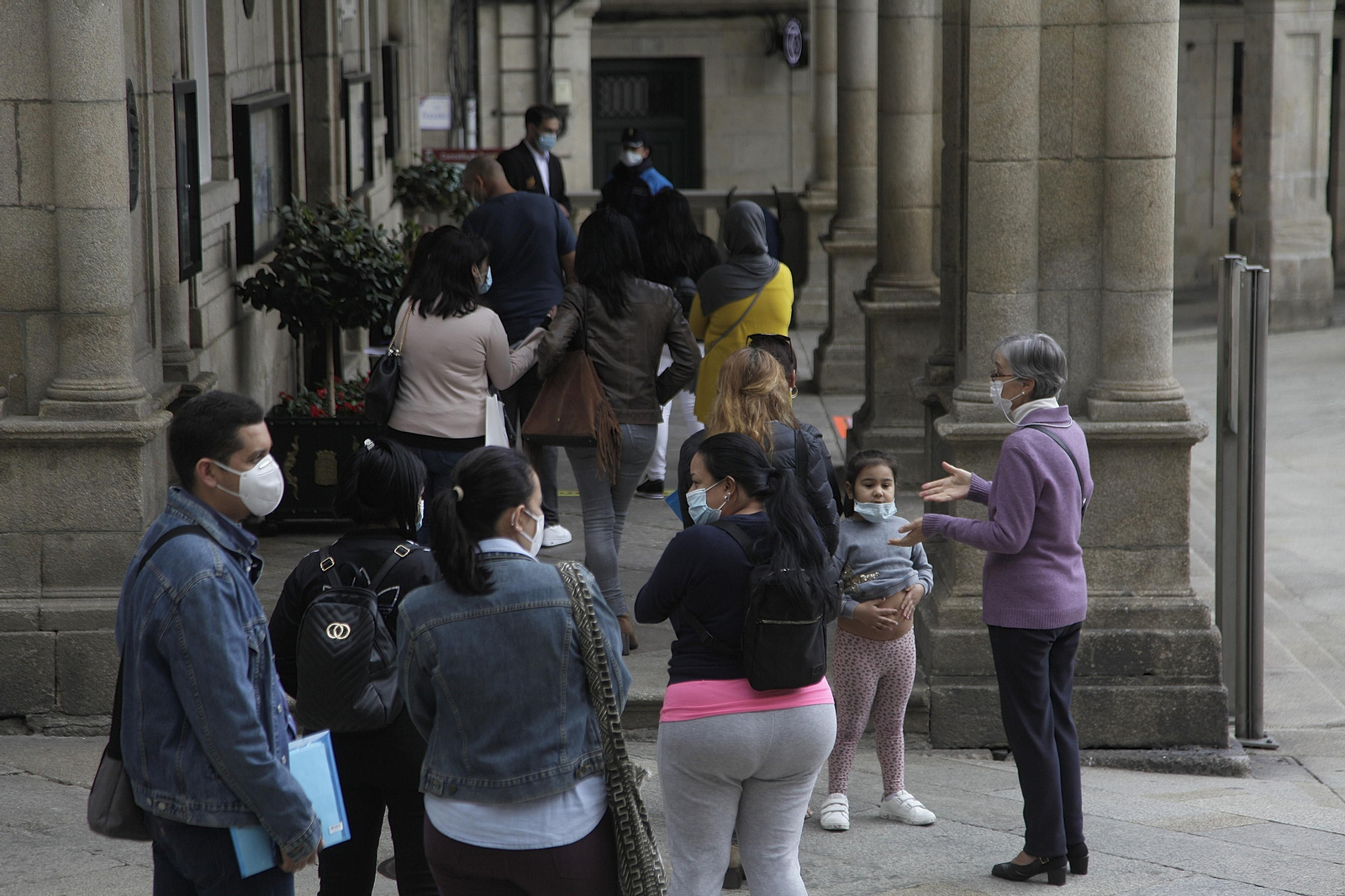 Colas para entrar en el Concello de Ourense. FOTO: MIGUEL ÁNGEL
