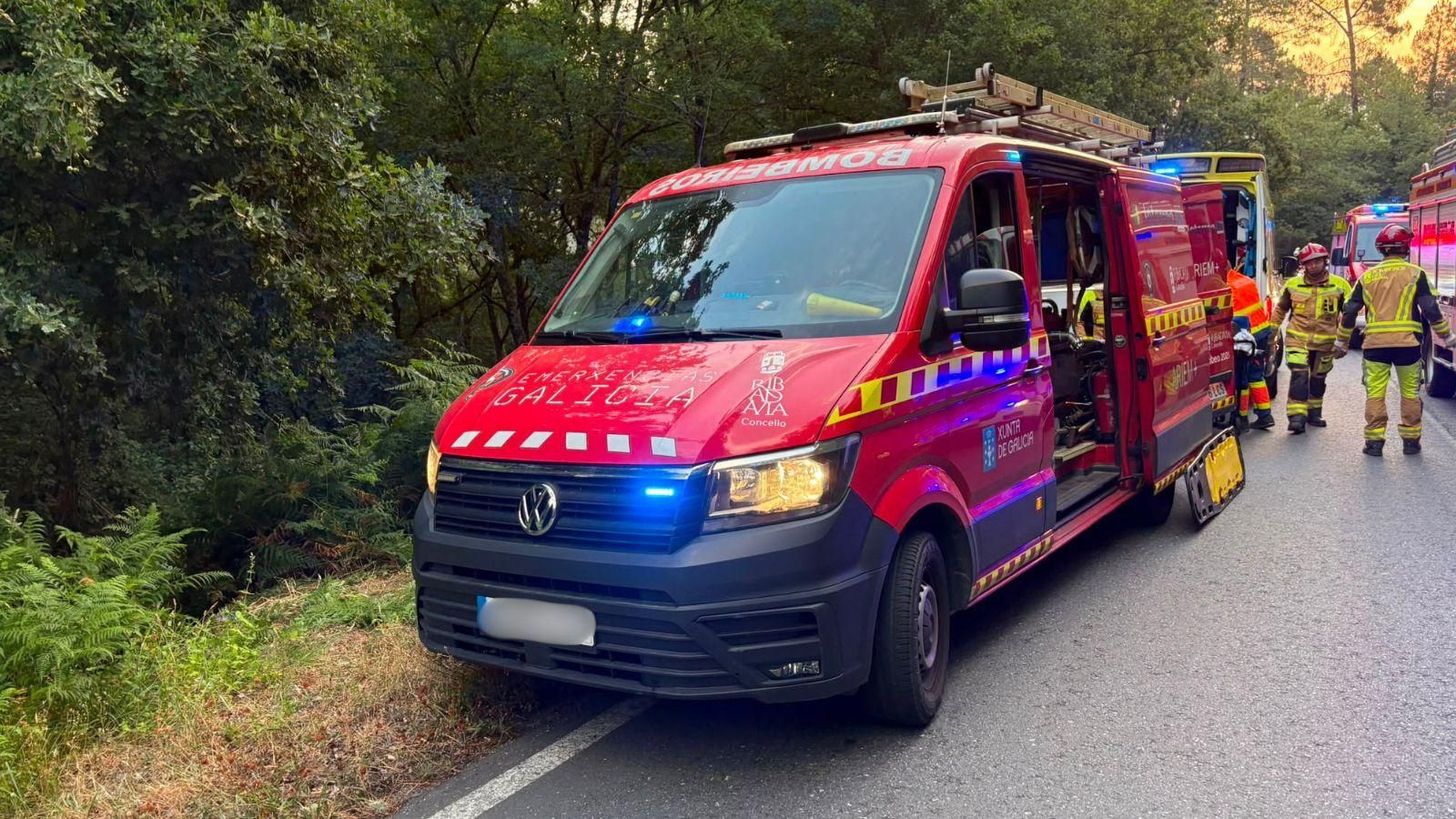 Equipos de emergencia en el lugar del accidente en Carballeda de Avia